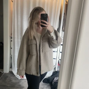 Beige kappa - Super nice kappa. Tyget är lite lurvigt av sig men super fin och skön 💕