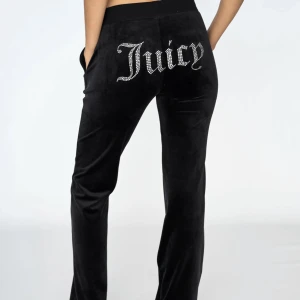 Juicy Couture -  • Juicy couture byxor i väldigt bra skick  • Användts max 3 ggr, tvättats  • Kund står för frakt  • Kan ksk mötas upp i Stockholm  
