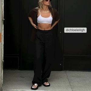 Oanvända linnebyxor från NAKD - Säljer mina linnebyxor i färgen ”black” från NAKD (säljs just nu!) Helt oanvända men utan tag! Storlek: 34. Nypris: 649kr 