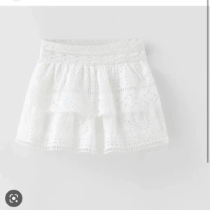 Zara kjol - Intressekoll på den hör jätte söta kjolen från zara. Den har shorts inuti! Tror nypris var runt 400kr. Säljs inte längre på Zaras hemsida!