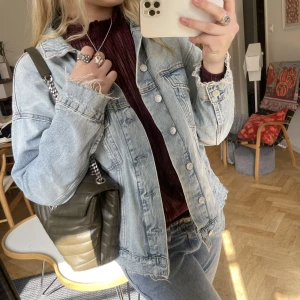 Jeansjacka HM - Jeansjacka från H&M i storlek S. Perfekt oversize och så fin nu i vår❤️ använd 1 gång