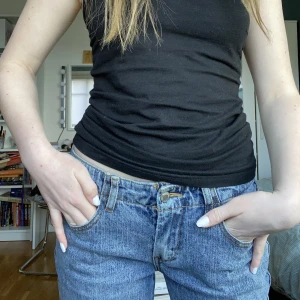 Lågmidjade Brandy Melville jeans - Säljer mina lågmidjade brandy jeans. Köpte i somras men har inte använt så mycket då dom är för långa på mig som är 159. Har lite defekter längst ner på ena benet som ni ser på bilden annars är dom som nya. 