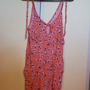 Blommig body - Aprikosfärgad body med blommtryck 