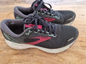 Brooks löparskor storlek 38 - Fina löparskor med visst slitage framtill och i hälen, därav det låga priset. Fullt fungerande i övrigt. 