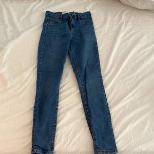 Jeans i modellen Molly från Gina , sparsamt använda. 