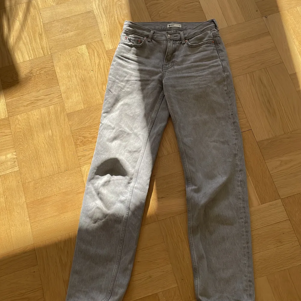 Grå low waist straight jeans från Gina Tricot i storlek 32 (passar mig som har 34) 200kr. Jeans & Byxor.