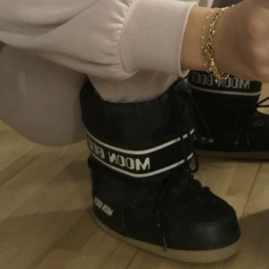 Moon Boots - Säljer mina Moon Boots då jag ska flytta där det ej finns snö💓 Använt sparsamt vid skidåkning mest. Snörena är lite upprepade, men tydligen blir de så på allas boots💗Skcika prisförslag!