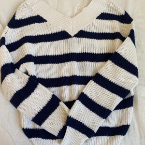 stickad tröja - söker intresset på min stickade tröja ifrån New Yorker! Säljs då den inte kommit till användning och därför inte något för mig. lappen finns inte kvar på tröjan men den är ungefär i storlek S/XS