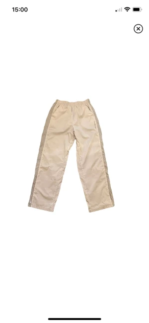 Trackpants - Ljusbeiga trackpants från Reebok. Köpt här på plick men aldrig fått användning för dom. Utan defekter 🤍 Frakt 81 kr