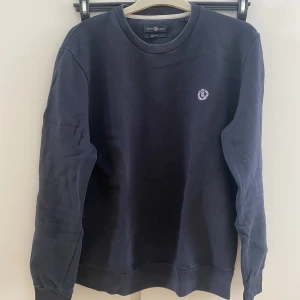 Henri Lloyd tröja - Gammal Henri Lloyd tröja i marinblått som ej används längre. Tröjan är använd men utan defekter, cond 7/10.