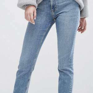 Ljusblåa jeans från weekday i modell way.