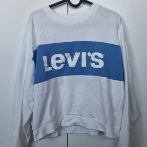Tröja Levi's. Strl. S - Fint skick. Någon liten missfärgning. 