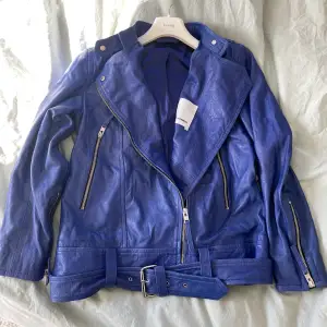 J.Lindeberg  skinnjacka ”Maya Summer Leather Jacket”  i blå/lila färg. Väldigt fint skick, endast använd 1 gång. Säljer pga inte min stil längre. Nypris 4 999kr. Köparen står för frakten.