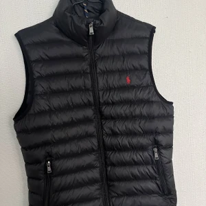 Ralph Lauren väst - Ralph lauren väst i fint skick, inga skador. Nypris 3000kr Priset kan diskuteras vid snabb å smidig affär Skriv för mer bilder osv  