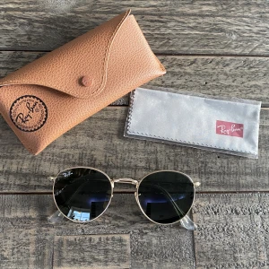Ray-Ban solglasögon  - Äkta Ray-Ban i nyskick. Round Metal. Nypris 2.250 kr.