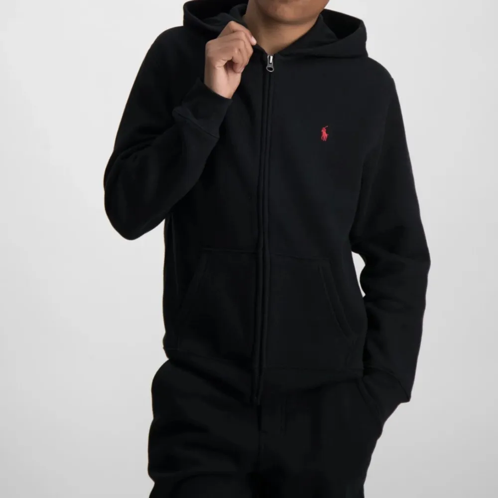 skit snygg ralph lauren zip hoodie, barnstorlek L men motsvarar xs/s Skriv för egna bilder! . Hoodies.