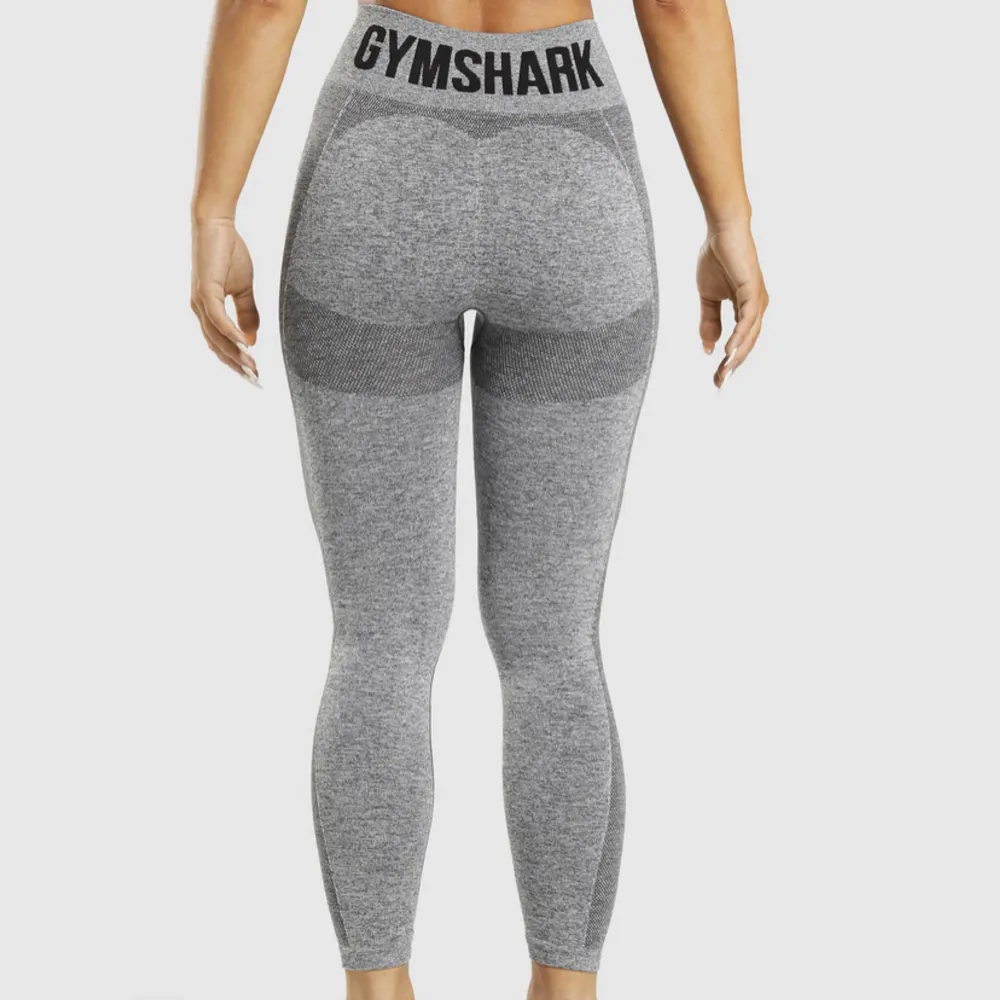 Säljer jättefina Träningstights från gymshark! Aldrig använda och inga defekter, säljer eftersom att de är lite för små💓 Nypris: 550 kr Hör av er vid intresse!. Jeans & Byxor.