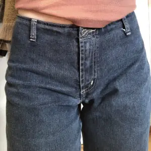 Supersnygga jeans i mycket bra skick. 💙💙 väldigt unika
