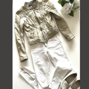 Jeans hunkydory - Väldigt fin jeans från Hunkydory, strl 26, liten i storlek. Tyvärr så har den inte kommit till så stor användning för mig och hoppas att den hittar en ny ägare. Se gärna mina övriga aktioner! ❤️