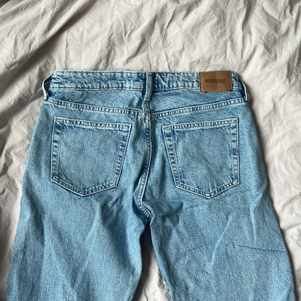 Lågmidjade jeans i modellen arrow från weekday🤍 Knappt använda!. Jeans & Byxor.