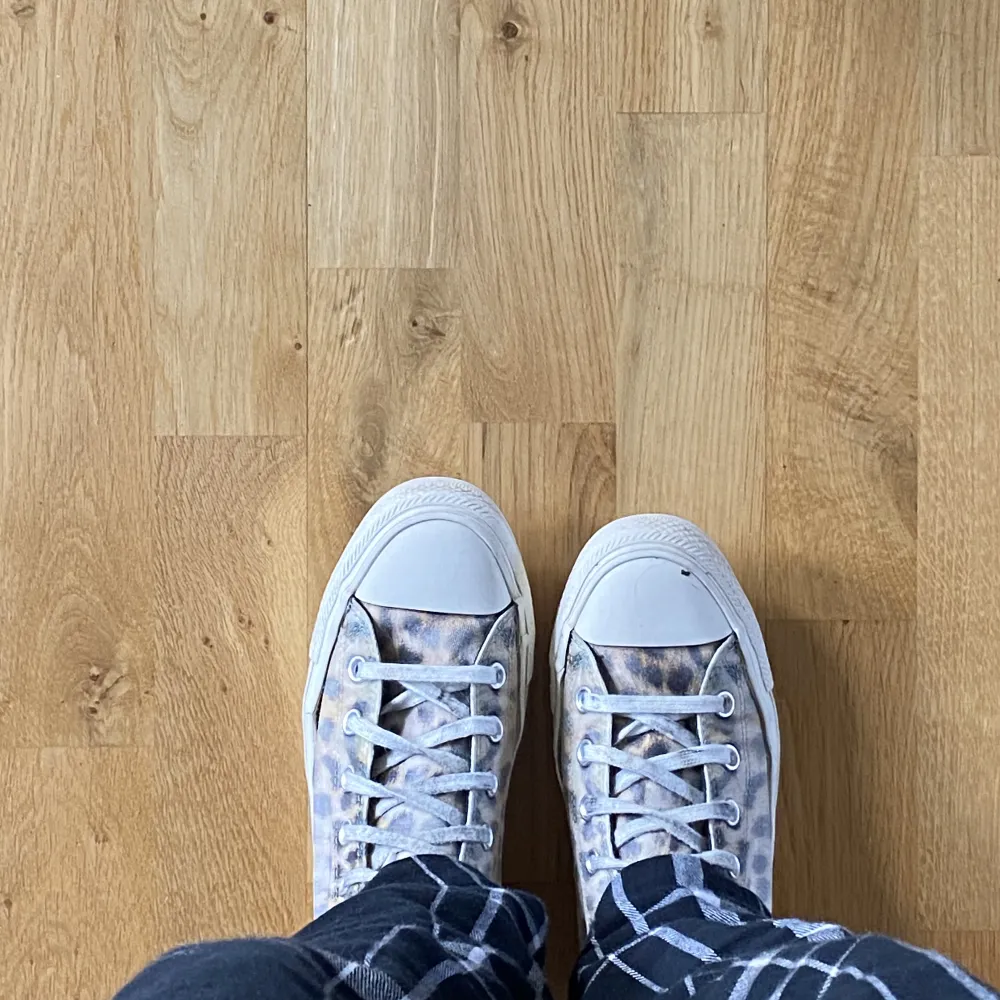 Leopard-färgade Converse skor som tyvärr har blekts i tvätten. Innan var dom orange-aktiga men nu är dom beiga. Säljer pga att jag inte använder som längre. Storlek 39. Skor.