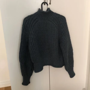 Mörkgrön stickad tröja 💚 - Stickad tröja från HM med en färg som inte finns längre!  Mörkgrön med lite blåa toner. Storlek XS. Passar bra på mig som är S/M, men lite kort i ärmarna. Men tycker det är fint ändå :)   Nypris: 299kr