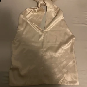 Off white silkes topp - Off ehite silkes topp, från bikbok, strl M men kan även passa L, stretchigt material,  superfin sommartopp, 150kr + frakt