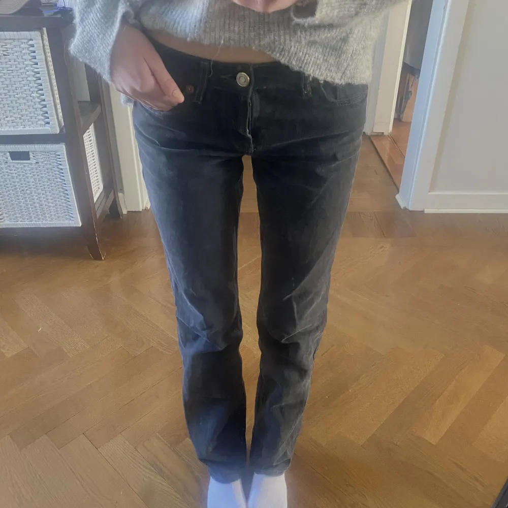 Svart/gråa jeans från zara som är tvättade till en mörkare nyans . Jeans & Byxor.