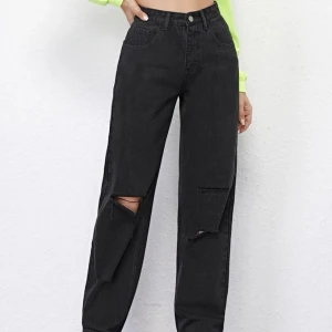 Högmidjade jeans  - Säljer ett jättefint par svarta högmidjade jeans i stl Xs/Xxs med hål i bra skick!! Köpta för 249kr säljer för 69kr!!!!❤️ skriv ifall ni vill ha mer information 🫶🏼