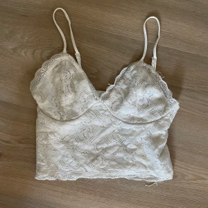 Vitt linne xs  - Från bikbok 