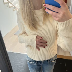 Stickad tröja - Krämvit stickad tröjan ifrån bikbok, sjukt skön och mysigt tyg. Aldrig använd, nypris 500kr😲😍passar perfekt till både middag, vinter och sommarkvällar. Skriv för mer funderingar Elr frågor🤍🤍