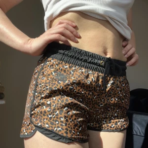 Träningsshorts Nike - Leopardmönstrade träningsshorts från Nike!🐆 Fickor på sidorna, fint skick.