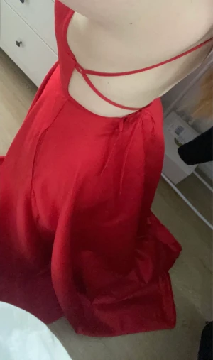 Balklänning  - Säljer nu min röda balklänning i strl 38 då jag hittat en annan❤️  Klänningen är endast testad. Nypriset ligger på 1350kr + 400kr i frakt därför säljer jag den nu för 1000kr  ❤️( frakten kostar inget)  