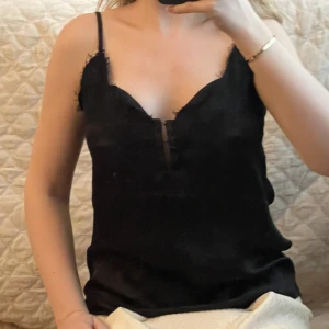 Svart spets- och silkeslinne - Jag har small-medium. Spets och siden liknande material 