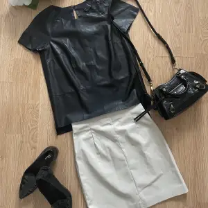 Fin kjol i läderimitation, H&M, 36 men mer som XS. Tyvärr så har den inte kommit till så stor användning för mig och hoppas att den får en ny ägare. Se mina övriga aktioner! ❤️