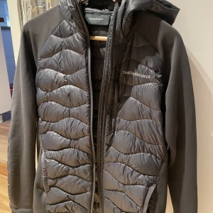 Peak Performance jacka  - Köpt på Johnells för 2200kr för ca 2 månader sen. Storlek S, bra i storleken Som ny 