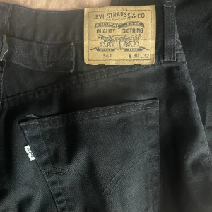 Baggy Levis jeans - Svarta Levis jeans som är straight och baggy! Skriv vid intresse💞