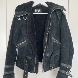 Jofama biker jacka  - Använd men i fint skick, ett litet hål på armen som syns.  Storlek 38 men relativt liten i storleken. 