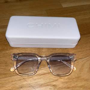 Hej säljer mina oanvända chimi solglasögon, modellen heter Chimi 04 Clears. Nypris 1250, väldigt snygga och populära solbrillor!  Condition-10/10
