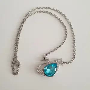 🦢FÖRST TILL KVARN🦢 Ett silvrigt halsband med ett svan hänge, täckt i en stor blå och flera små kristaller. (Osäker om det är zircon kristaller eller glas) har inte använt denna på länge, den förtjänar ett nytt älskande hem🩵 95+ frakt