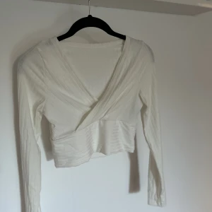 Topp - Långärmad topp med jättefin v-ringning. Kommer tyvärr inte till använding. Inga fläckar eller andra defekter. Skriv för fler bilder💓 (köpte den för 80 kr)