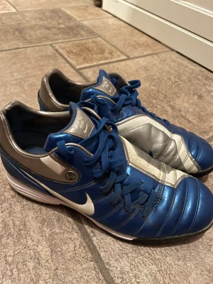 Nike fotbollsskor  - Nike total 90 shift. Fotbollskor strl 42