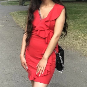 Röd klänning med volanger - Festklänning med volanger, stl S✨