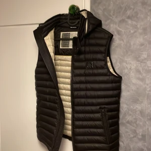 Säljer min moose knuckles väst går att ta av luvan  - Storlek m kostar 4.2 ny