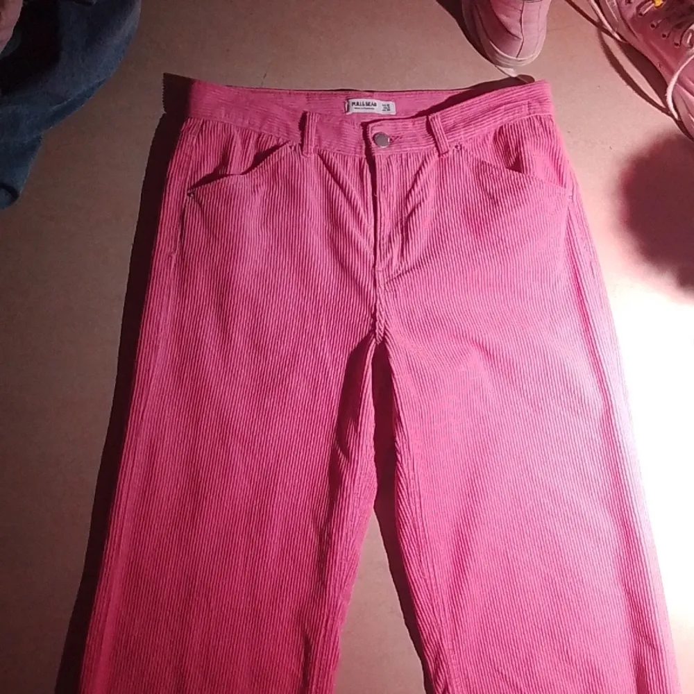 Ett barn low waisted rosa Manchesterbyxor från Pull and Bear som tyvärr är för små för mig. Använda typ 3 gånger. Jeans & Byxor.