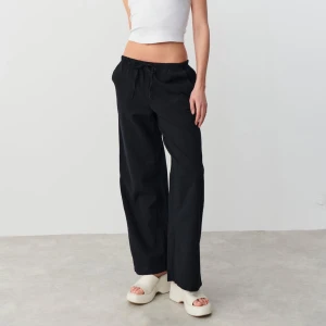 linen blend linnebyxor - säljer dessa linen blend trousers från gina tricot, petite varianten som passar perfekt på mig som är 165. Helt oanvända, prislappen kvar!💓 Säjer eftersom jag köpt ett par andra och inte kan behålla båda. Nästan helt slutsålda, nypris 399