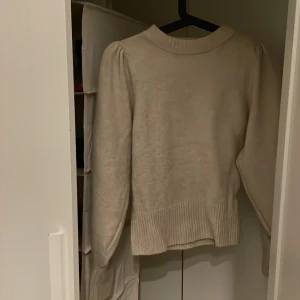 Stickad tröja - Jättesöt stickad beige tröja, använd Max 5 ggr. Säljer pga att den inte kommer till användning men den är i väldigt fint skick och passar bra inför sommarn och våren då den inte är så tjock ❤️ skriv för fler bilder eller om du har frågor ❤️❤️