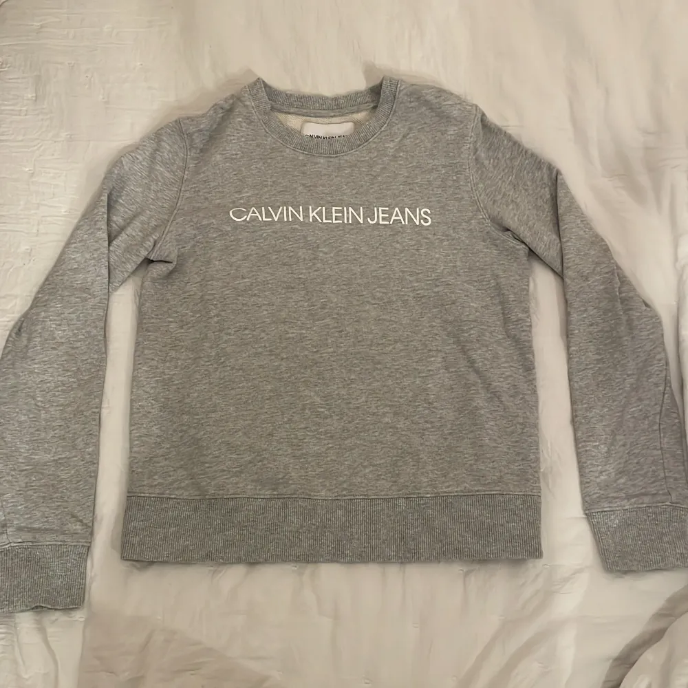 äkta calvin klein sweatshirt, använd fåtal gånger och inga defekter💓 säljer därav inte kommer till användning.. Hoodies.