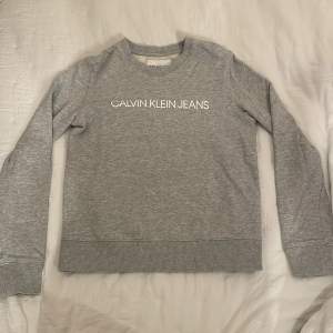 äkta calvin klein sweatshirt, använd fåtal gånger och inga defekter💓 säljer därav inte kommer till användning.