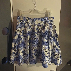 Kjol - Super fin och sommrig blomster kjol. Kan tyvär inte längre ha och har varit en favorit. Är som i nyskick och sitter super fint